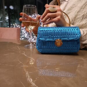 Pochette azzurra metallizzata